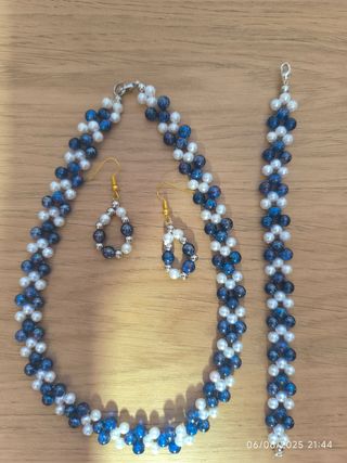 Gargantilla, pendientes y pulsera del color que qu
