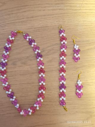 Gargantilla, pendientes y pulsera del color que qu