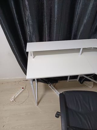 Escritorio gaming con puerto USB y dos enchufes 