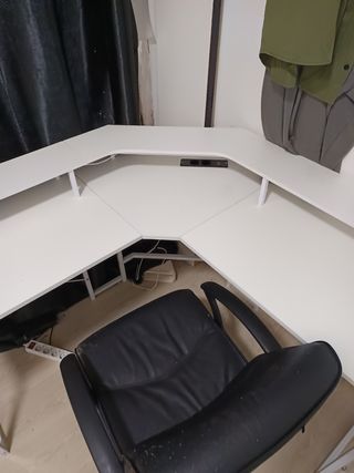 Escritorio gaming con puerto USB y dos enchufes 
