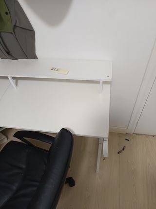 Escritorio gaming con puerto USB y dos enchufes 