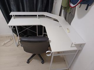 Escritorio gaming con puerto USB y dos enchufes 