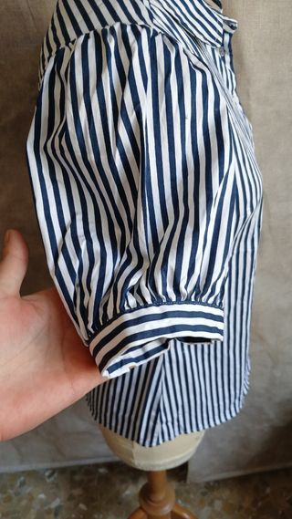 Blusa a rayas azul y blanca