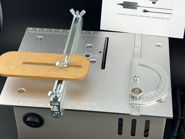 Mini sierra circular de mesa