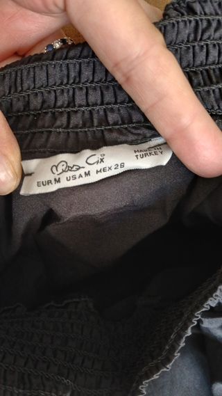 Blusa negra hombros caídos