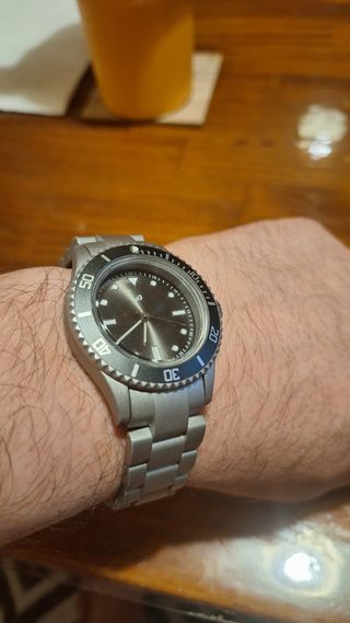 Reloj analógico metal ligero