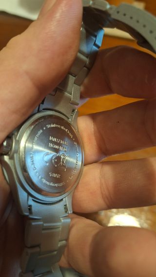 Reloj analógico metal ligero