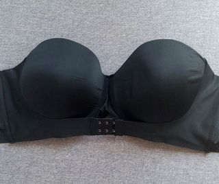 Sujetador sin tirantes negro de buena sujeción 110