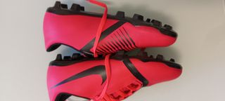 Botas fútbol niño Nike  talla 36
