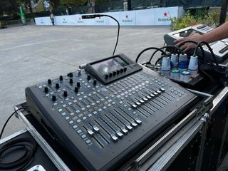 Alquiler dia . Mesa mezclas Behringer X32 Compact