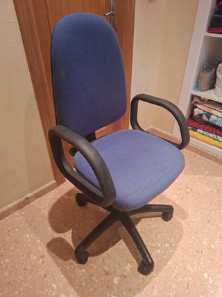 Silla azul y negro