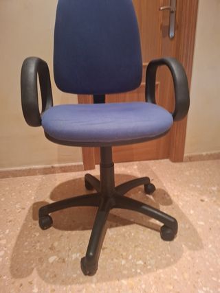 Silla azul y negro