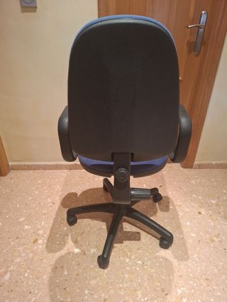 Silla azul y negro