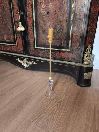 Candelabro dorado y transparente