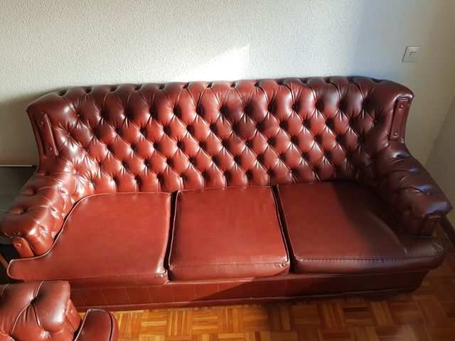 Sofá Chester marrón piel sintética