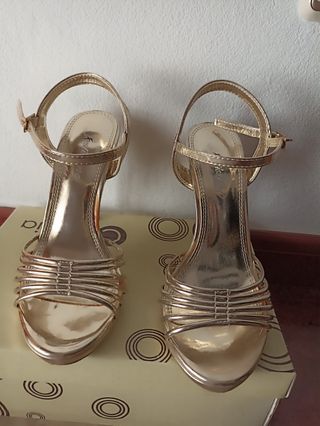 Zapatos dorados de tacón alto