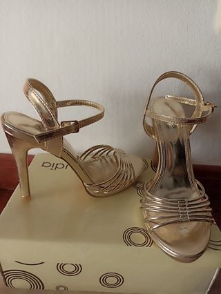 Zapatos dorados de tacón alto