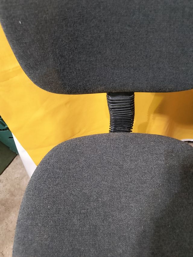 Banqueta giratoria negra regulable