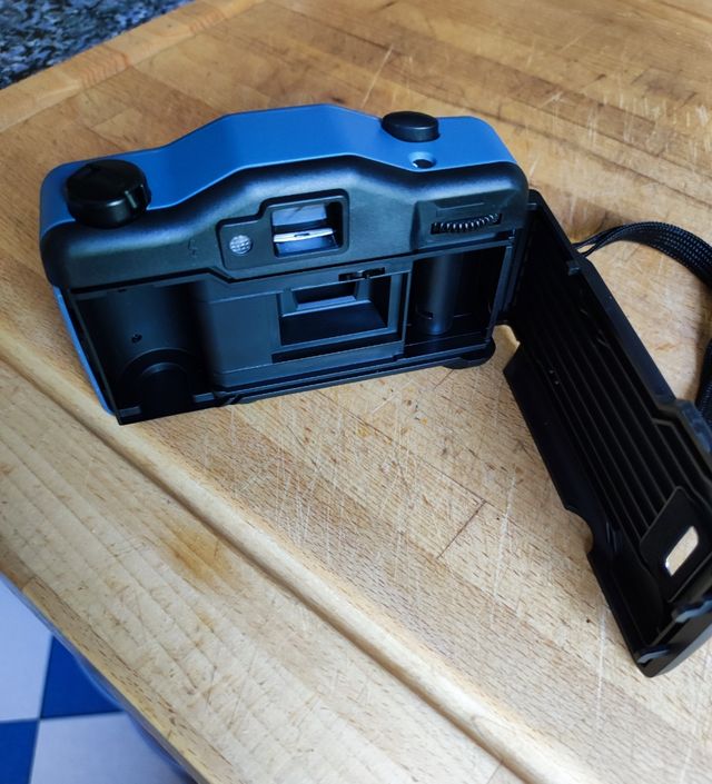 Cámara analógica azul con flash