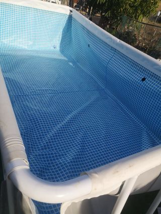 Piscina fuori terra blu e bianca