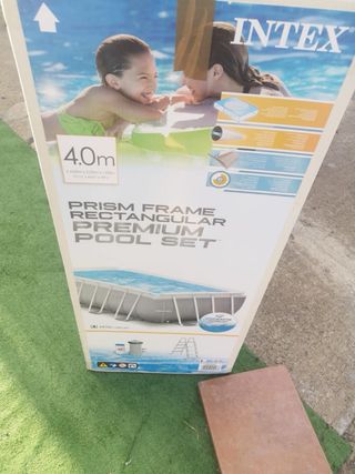 Piscina fuori terra blu e bianca