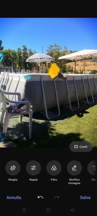 Piscina fuori terra blu e bianca