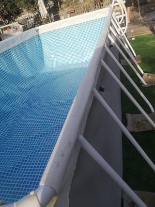 Piscina fuori terra blu e bianca