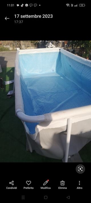 Piscina fuori terra blu e bianca