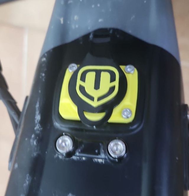 Cover di ricarica arancione migliorata Mondraker