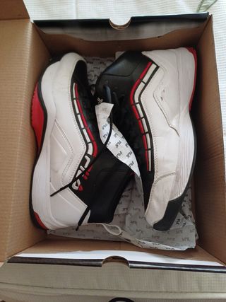 Zapatillas Fila baloncesto rojas y blancas