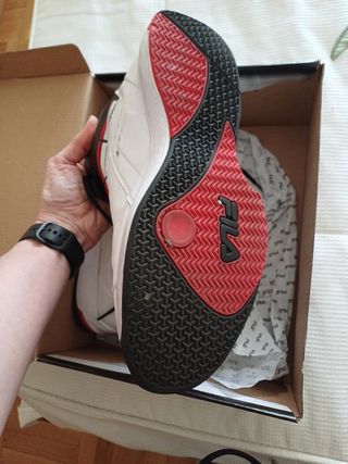 Zapatillas Fila baloncesto rojas y blancas