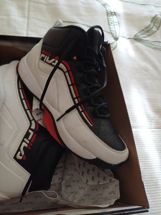 Zapatillas Fila baloncesto rojas y blancas