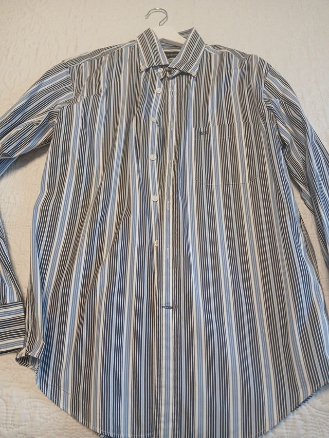 Camisa a rayas azul y blanca