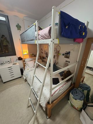 Cama infantil con organizadores