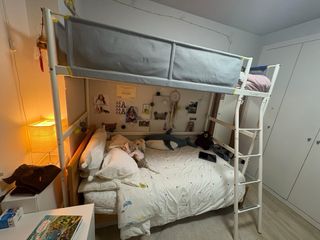 Cama infantil con organizadores