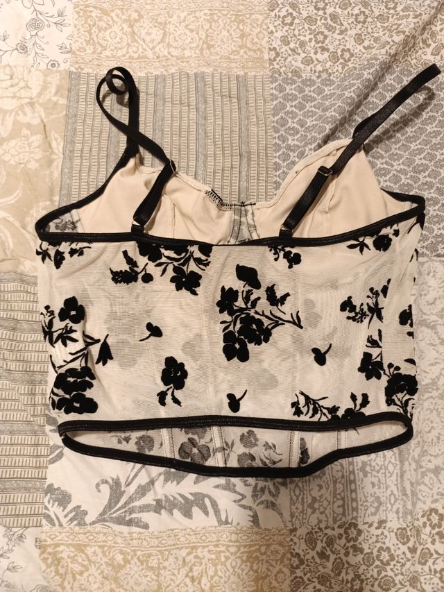 Corset beige y negro y falda escocesa