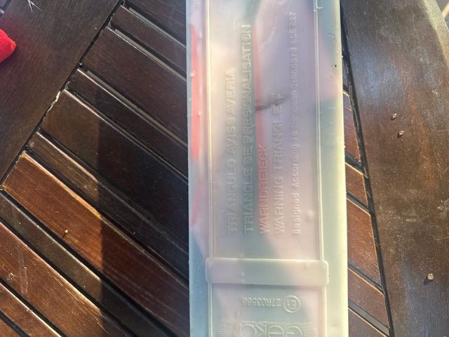 Triángulo emergencia coche