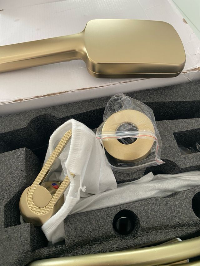 Grifo ducha dorado | Cabezal cascada