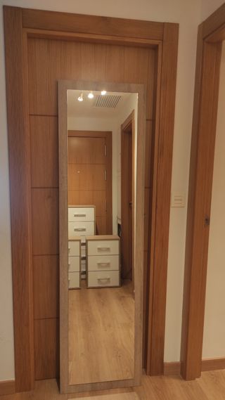 Cómoda, 2 mesitas y espejo dormitorio principal 
