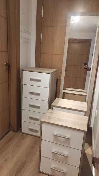 Cómoda, 2 mesitas y espejo dormitorio principal 