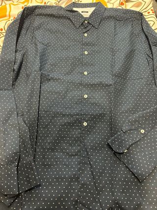 Camisa azul con dibujos blancos y granates.