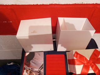 Omega: caja reloj - roja y blanca