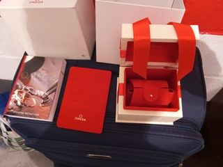 Omega: caja reloj - roja y blanca