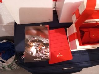 Omega: caja reloj - roja y blanca