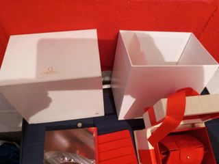 Omega: caja reloj - roja y blanca