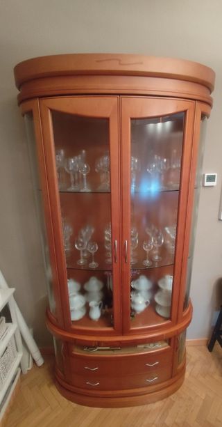 Vitrina madera maciza cristal curvada