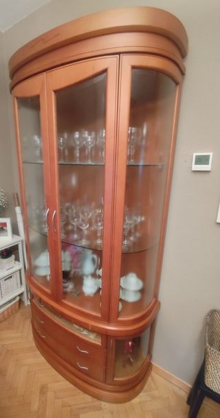 Vitrina madera maciza cristal curvada