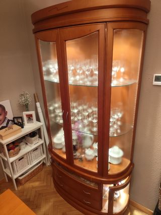 Vitrina madera maciza cristal curvada