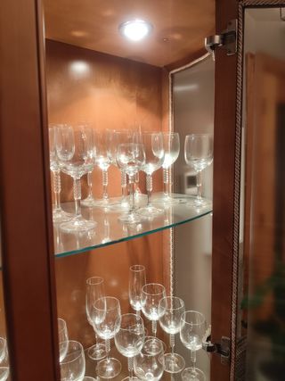 Vitrina madera maciza cristal curvada