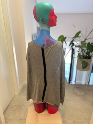 Blusa negra y verde con estampado floral